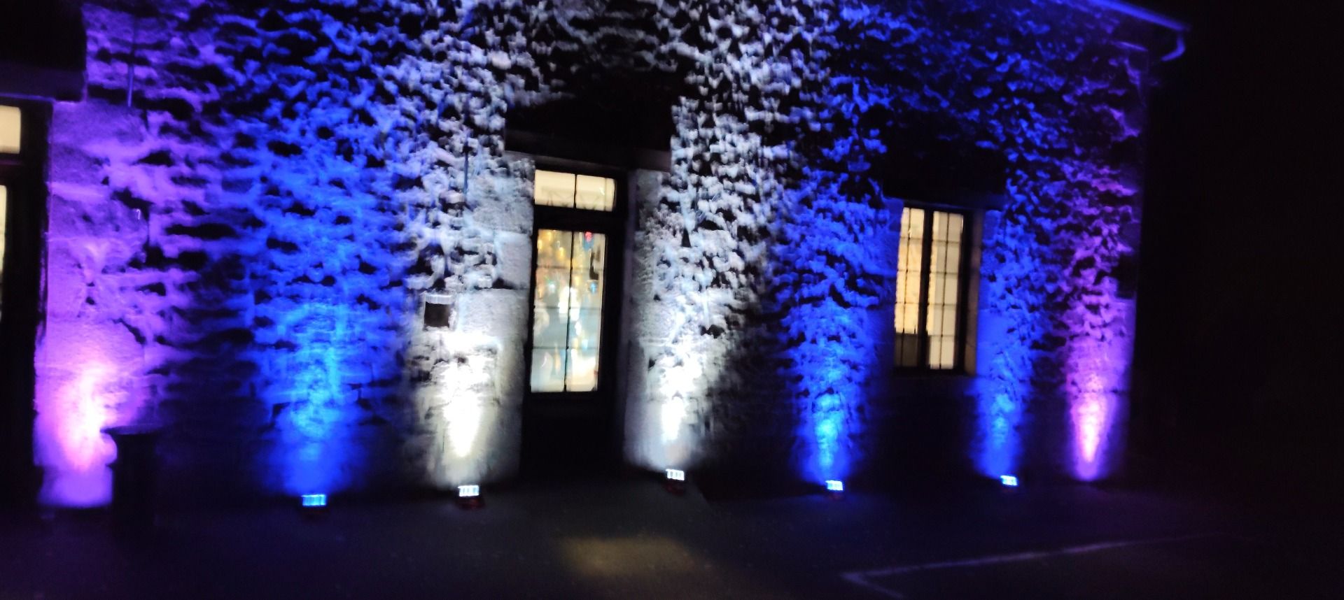 colorisation mural avec par à led sur batterie ( en exterieur sur cette photo)